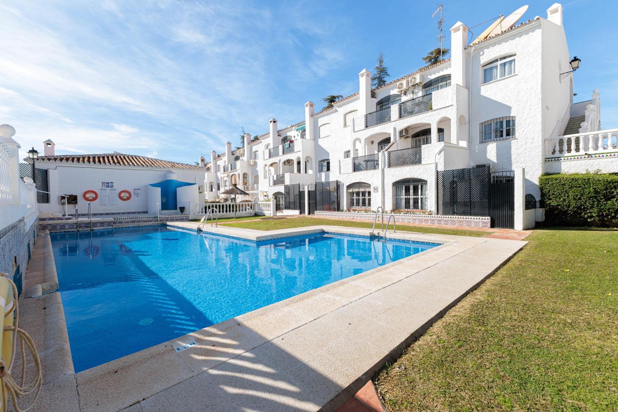 Cosy Apartment In Verano Azul 네르하 외부 사진